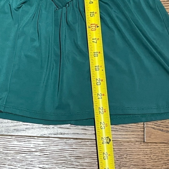 [CHARLOTTE Russe] Green V-neck flowy top - Picture 4 of 6